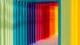 Torbögen, die in verschiedenen Farben gestrichen sind und aufeinander folgen. Sie ergeben einen optischen Reiz, welcher für das Priming im Neuromarketing genutzt werden kann.