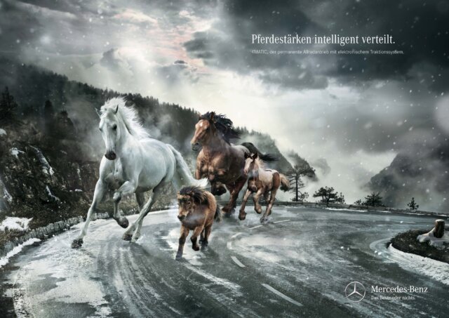 Eine Herde Pferde, die über eine verschneite Strasse galoppiert. Die Headline lautet: Pferdestärken intelligent verteilt.