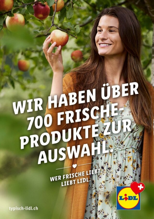 Die Plakatwerbung zeigt eine Frau, die einen Apfel anstrahlt. Im Hintergrund ist ein Apfelbaum abgebildet. Die Headline lautet: Wir haben über 700 frische Produkte zur Auswahl.